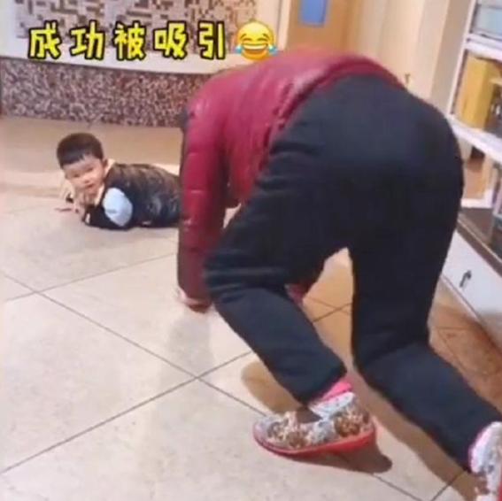 孩子摔倒手不撑地,宝宝走路摔倒奶奶神反应