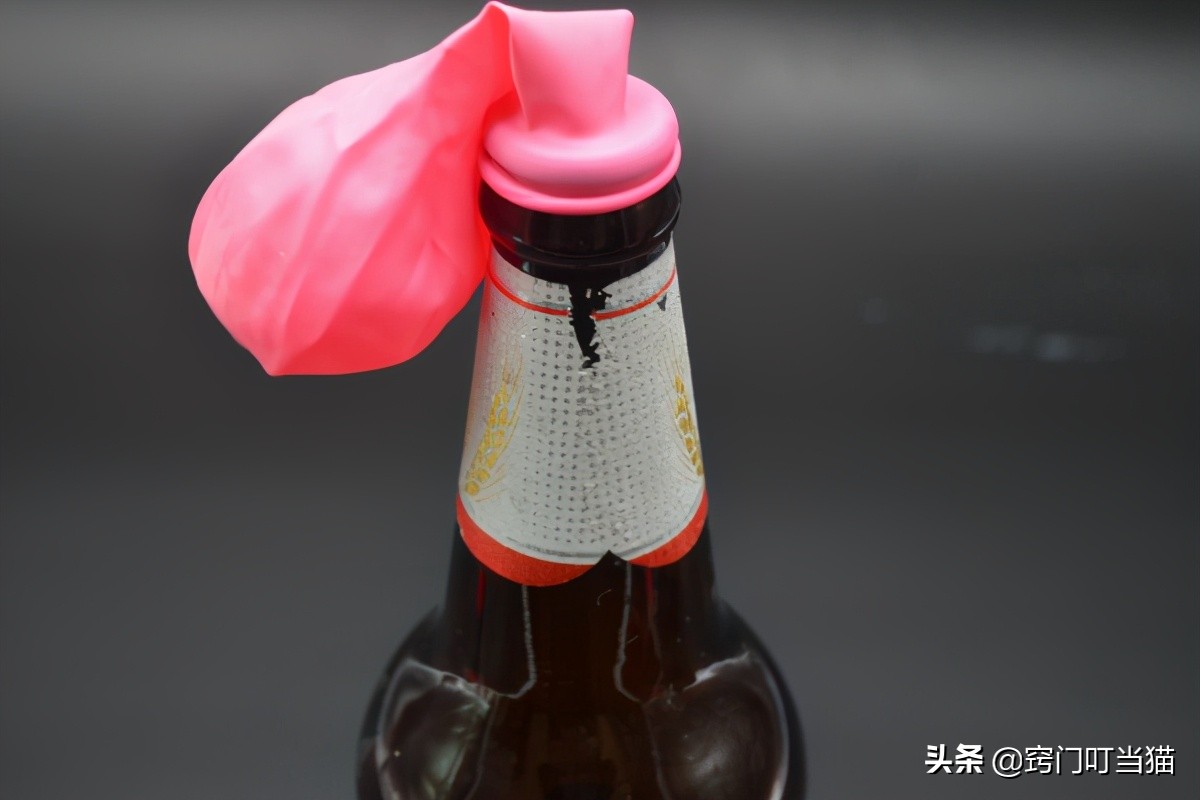 气球的妙用用来当密封盖再好不过,气球套在瓶子底下