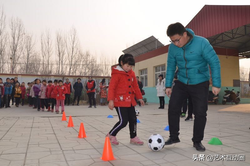 石家庄24人足球队携手童学慧教育公益行为行唐孩子们上足球课