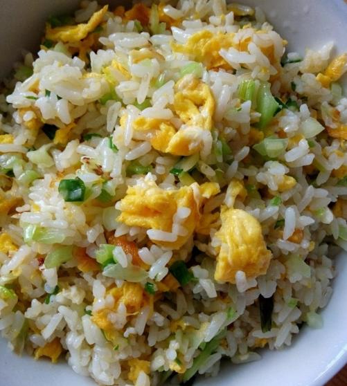为什么我做的蛋炒饭是黏糊糊的,为啥蛋炒饭做得这么粘