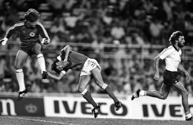 世界足坛最难打破的十大纪录,盘点那些足坛名场面犯规瞬间