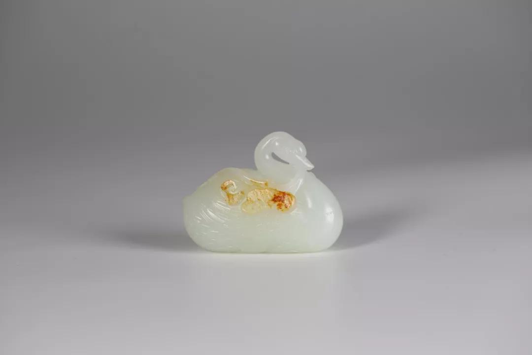 玉雕大师手里的黑青籽料,籽料皮色彰显玉雕灵气