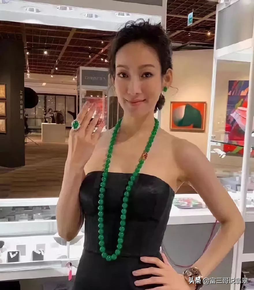 一条翡翠链子价格,一条深色翡翠珠链大概要多少钱