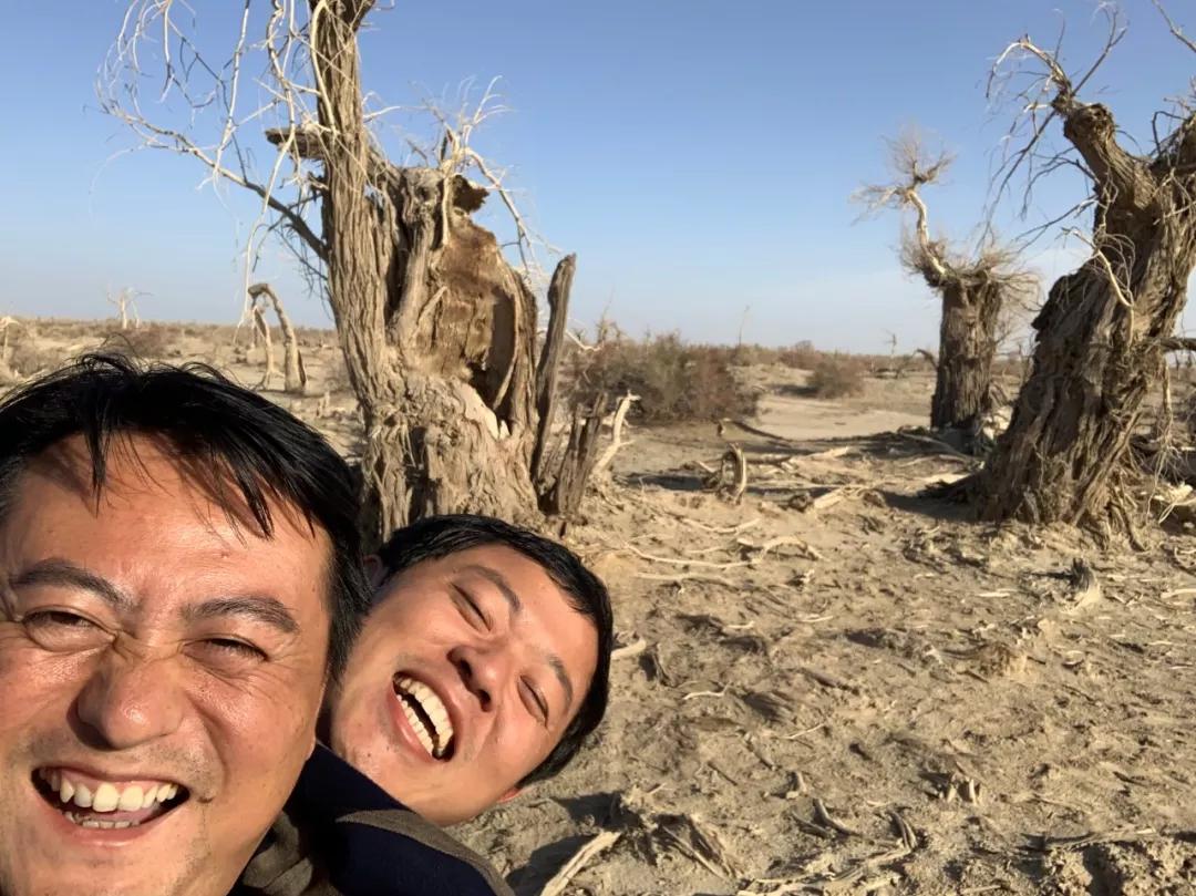 两个男人天天聊天到凌晨两三点,两个男人4小时谈话