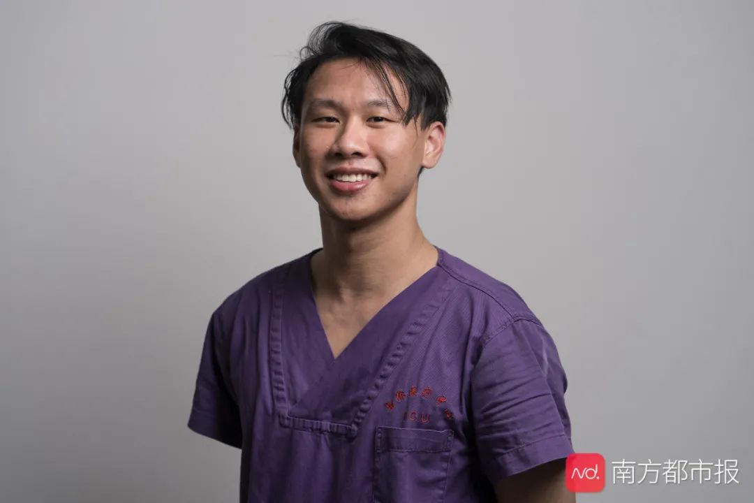 抗疫战场党旗飘扬,抗疫党旗在风雪中飘扬