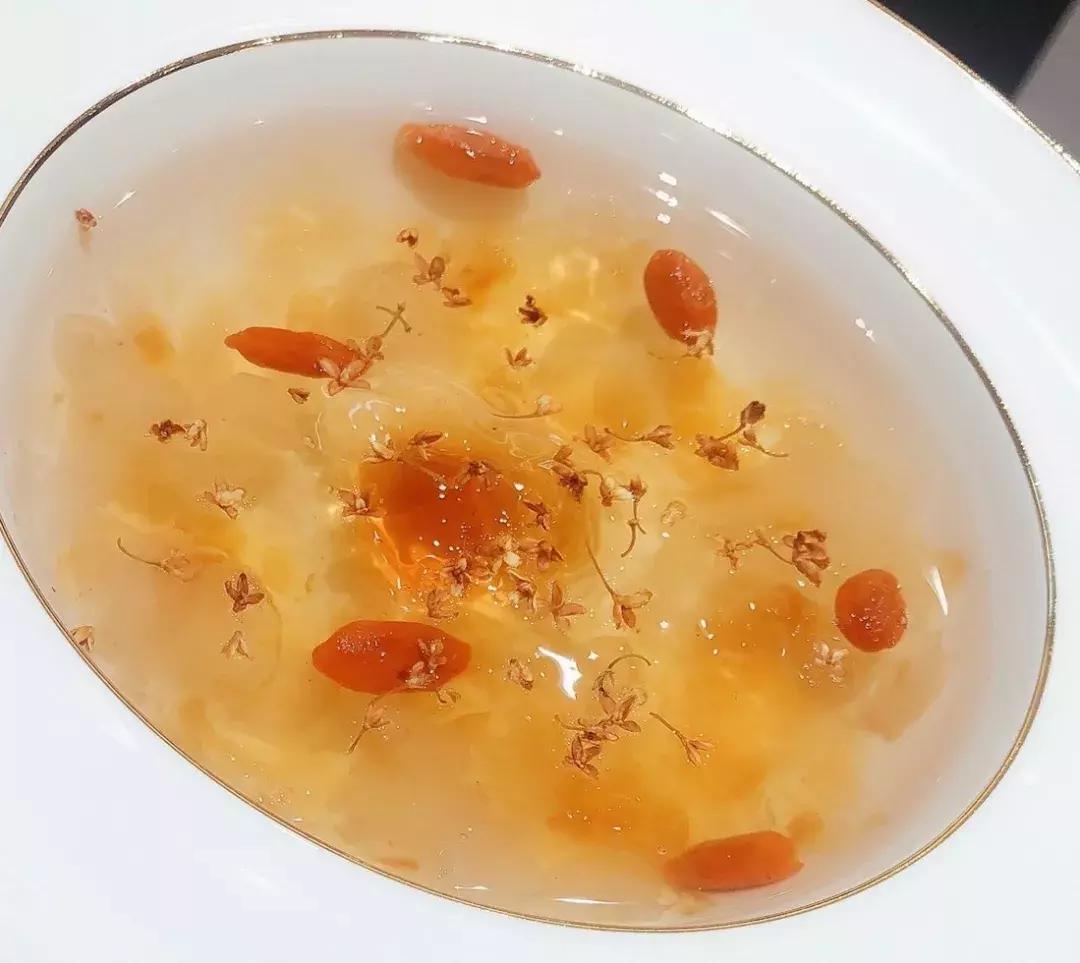 源和1916里的这家网红店，是花店也是甜点店还是图书馆