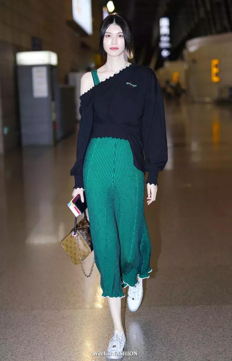 卫衣配什么裙子好看春天,卫衣裙子怎么搭配才好看