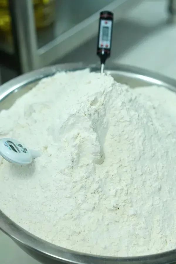 夏天面团室温放一夜会发酵吗,夏天面团控温加冰水吗