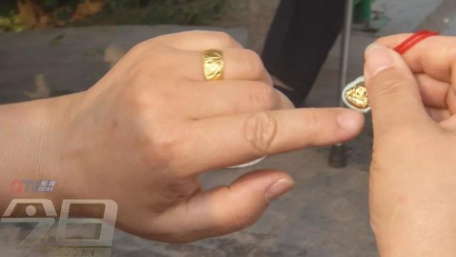 老人在旅游景点买的玉石可以退吗,老人戴金镶玉