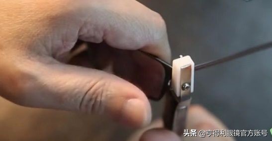 新眼镜戴着晕怎样调整镜架,别低头眼镜会掉图片