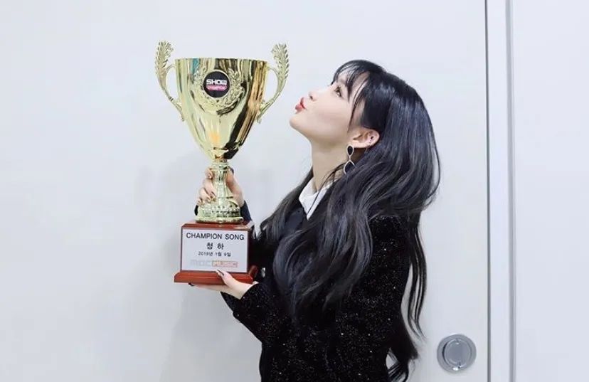 被喷整容脸，却凭实力逆袭为泫雅、宣美接班人，绝不止是穷哈