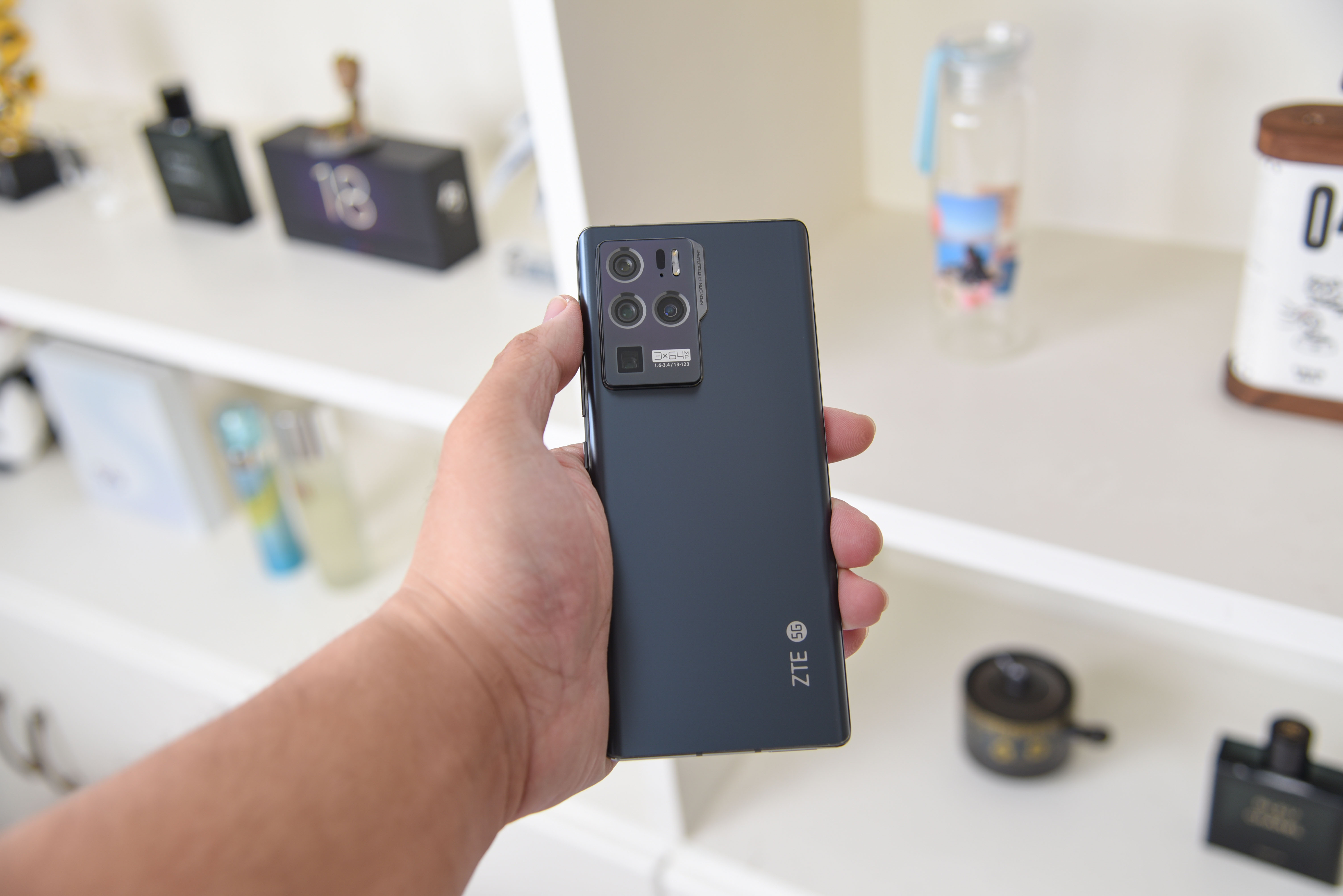 中兴axon30ultra评测屏下摄像头,中兴axon30ultra三千新机能入手吗