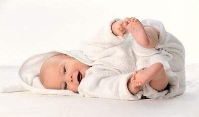 八个月宝宝还不睡整觉是什么原因,宝宝八个月还不会坐怎么办