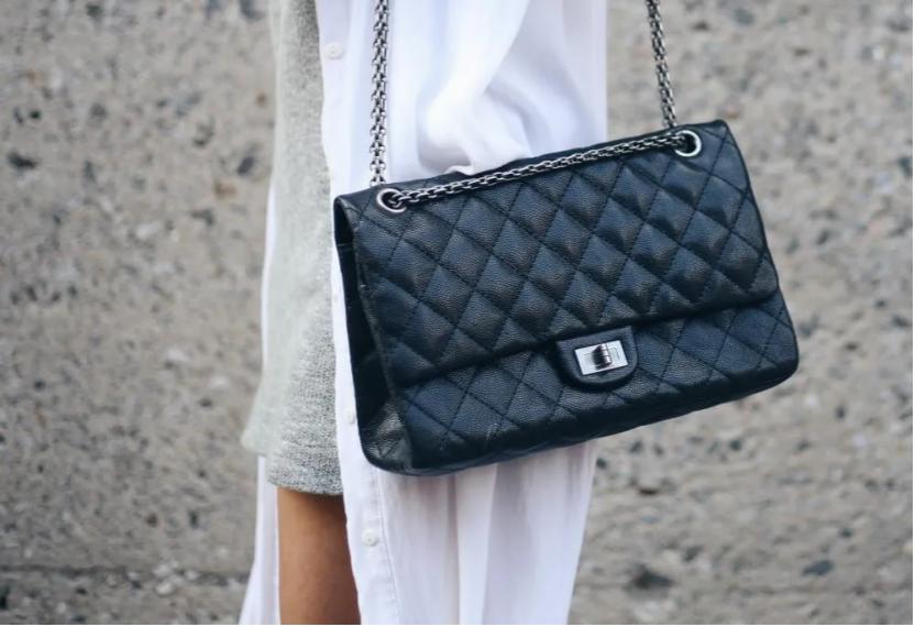 香奈儿和lv的包哪个保值,香奈儿升值款式有哪些