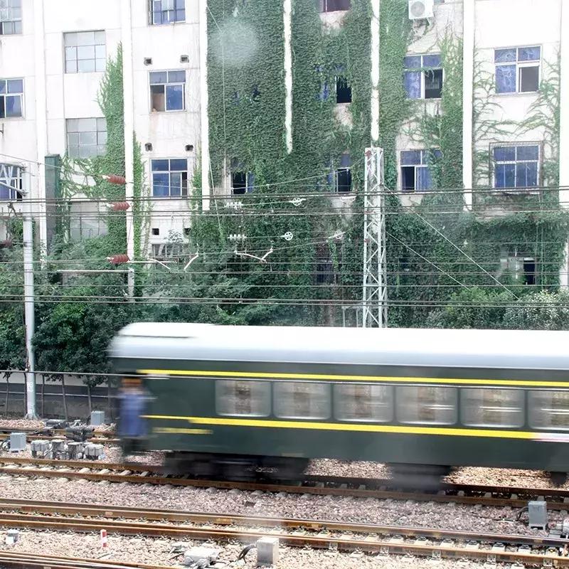 郑州的高架桥上看火车，铁龙慢游咣~咣~铛~铛