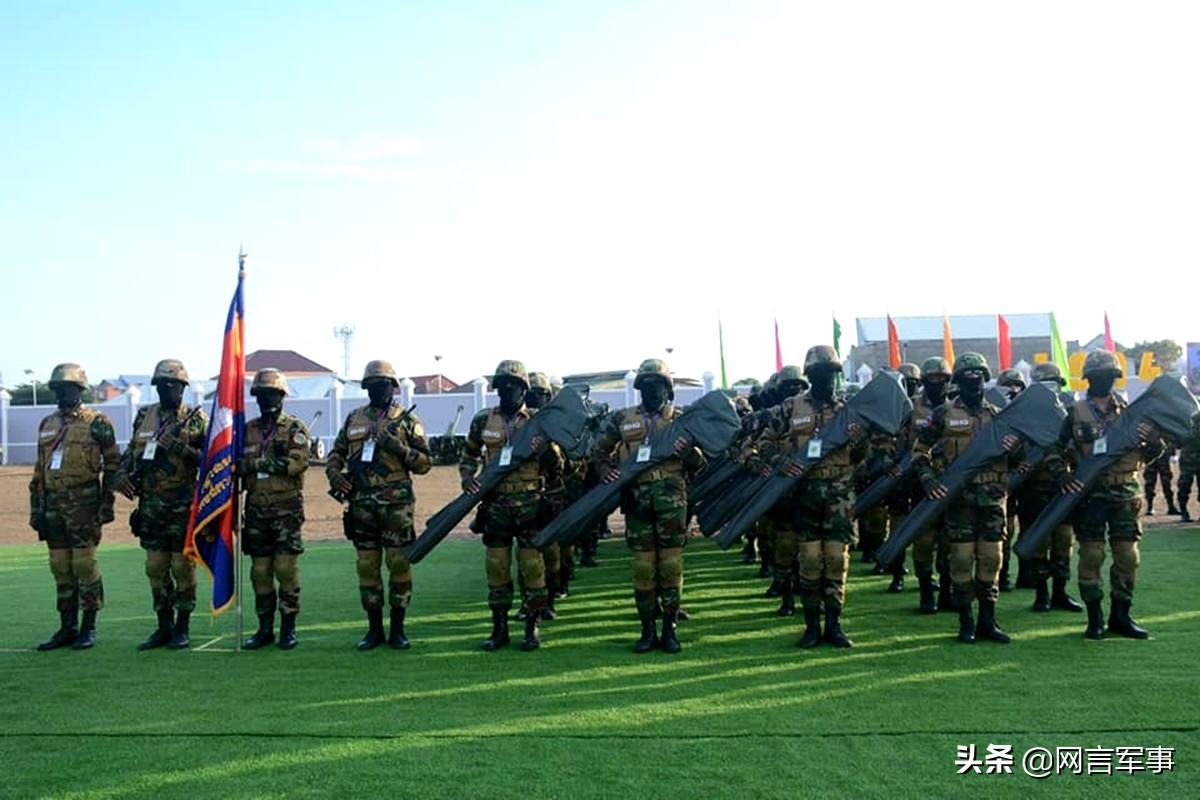 柬埔寨特种兵肌肉秀,柬埔寨援助装甲车