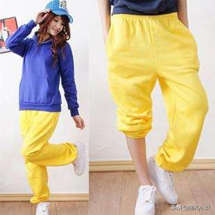 芥黄色上衣配什么颜色裤子好看,桔黄色紧身裤子配什么上衣