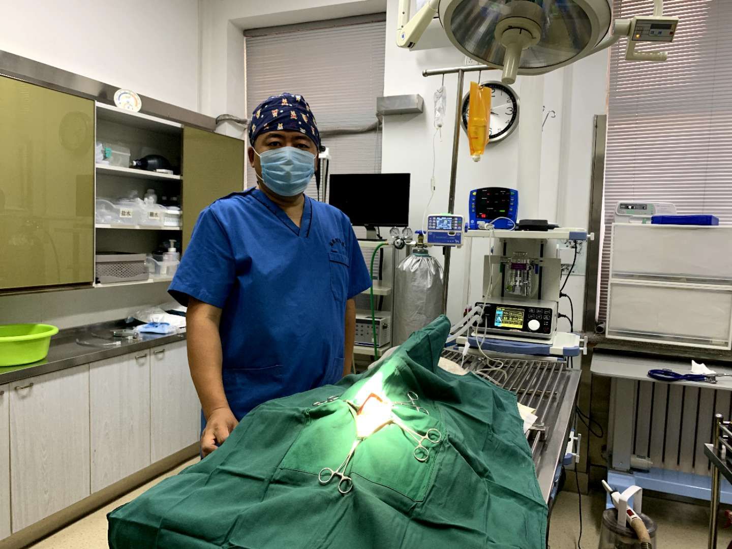 “生命面前万物平等”——记极地馆首席动物医疗顾问王福军教授