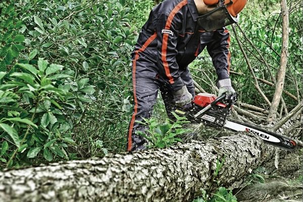 油锯启动关闭风门就熄火,油锯启动不了什么原因的视频