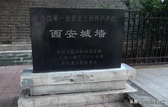 西安大叔在城墙边卖“糯米团”，一天限量300碗，连老外都抢着买