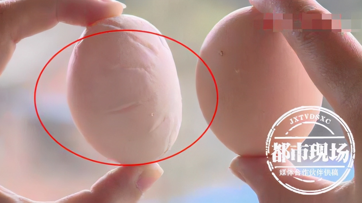 鸡蛋壳长绿毛可以吃吗,奇形怪状的鸡蛋长见识了