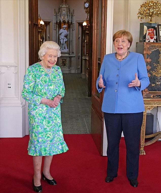 伊丽莎白女王接见默克尔,默克尔和英国女王