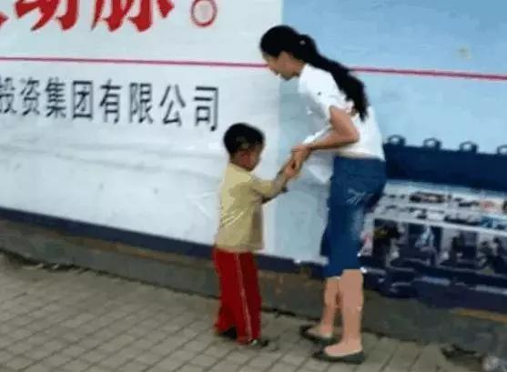 乞丐街头行乞认出妈妈,五年后街头乞讨认出妈妈