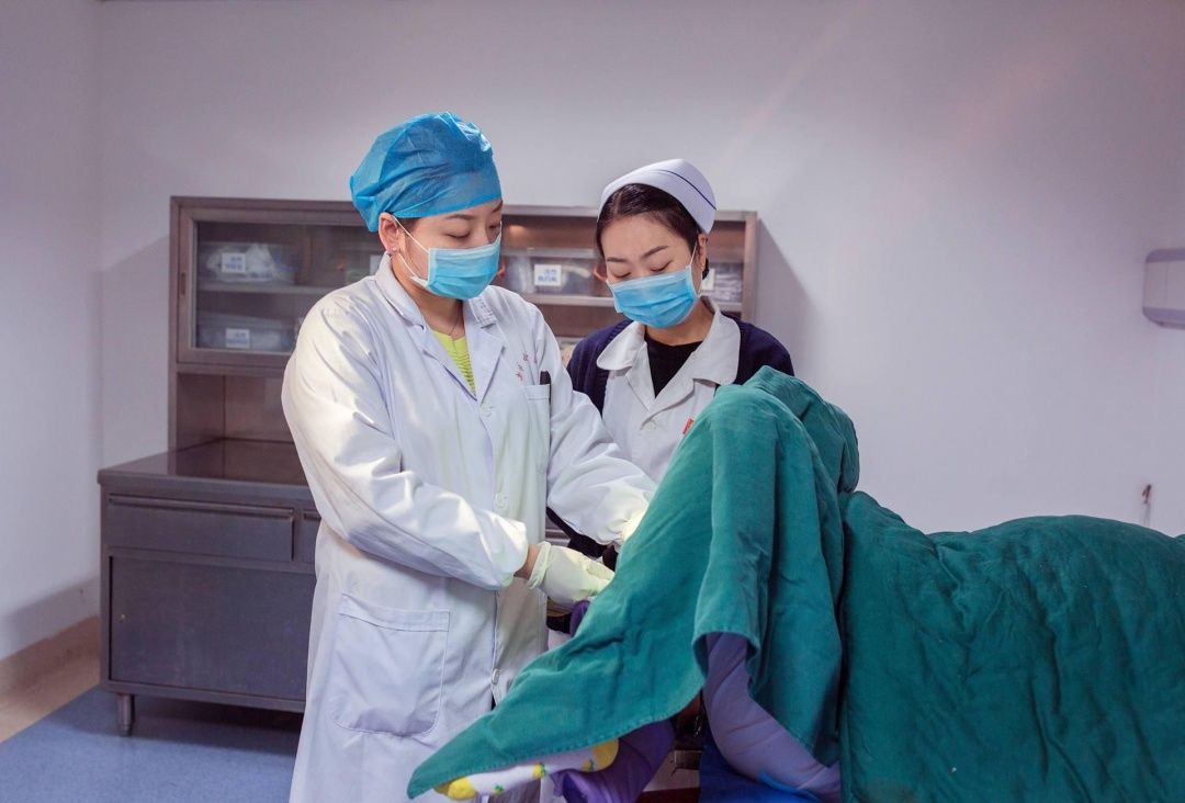 裤子脱了张开腿！盘点那些医院里的女性检查，一个比一个让人尴尬