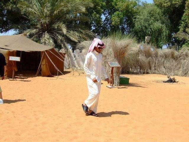 迪拜土豪为什么喜欢朴素白袍,迪拜为什么穿白袍