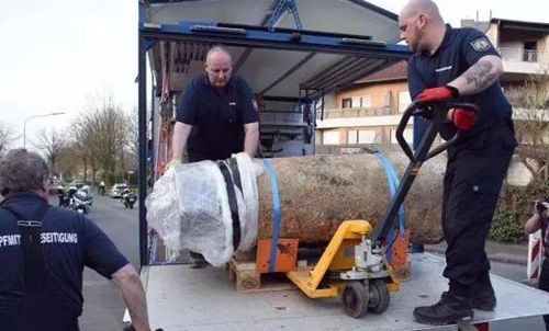 建筑工地挖出50公斤炸弹,工人挖出70厘米长航弹