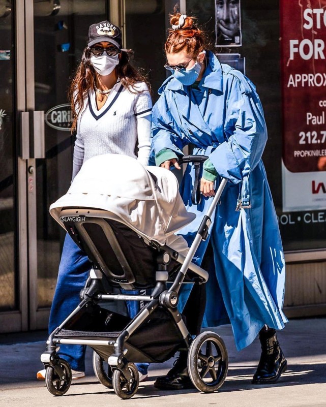 2021流行宝蓝色！超模Gigi一身蓝色搭配，自带爆炸时尚感