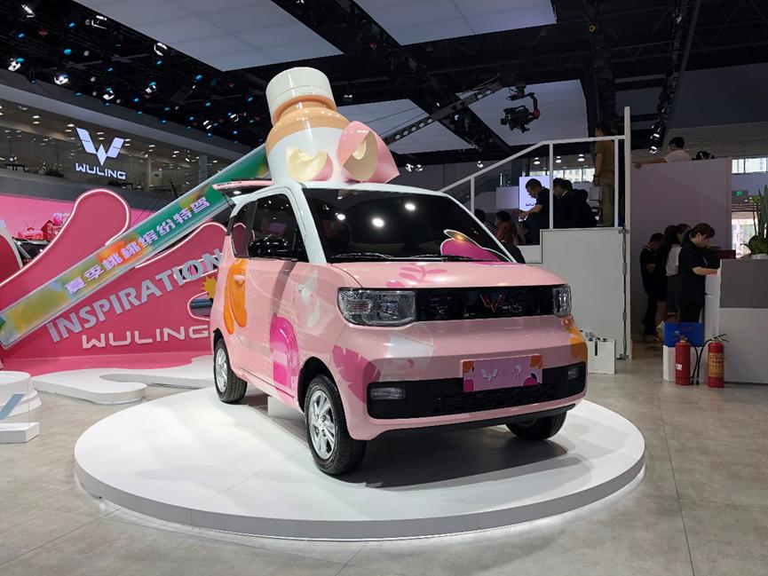 五菱宏光mini走街头,五菱宏光minievgameboy版试驾