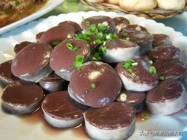 最正宗的东北农村杀猪菜,东北杀猪菜血肠灌肉