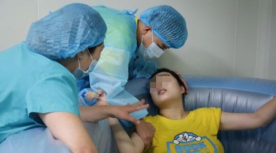 孕妈海里游泳顺便生了个娃,这位妈妈勇气让网友佩服:未来的海王