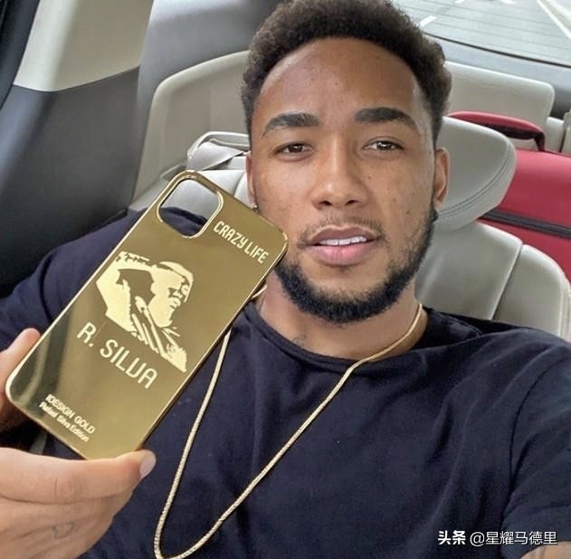壕气冲天？中超外援喜提纯金打造的手机壳！他在卓尔年薪近2800万