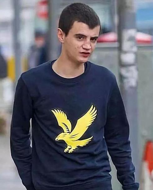 13岁喜当爹的英国男孩现状,13岁当爹的英国少年近况