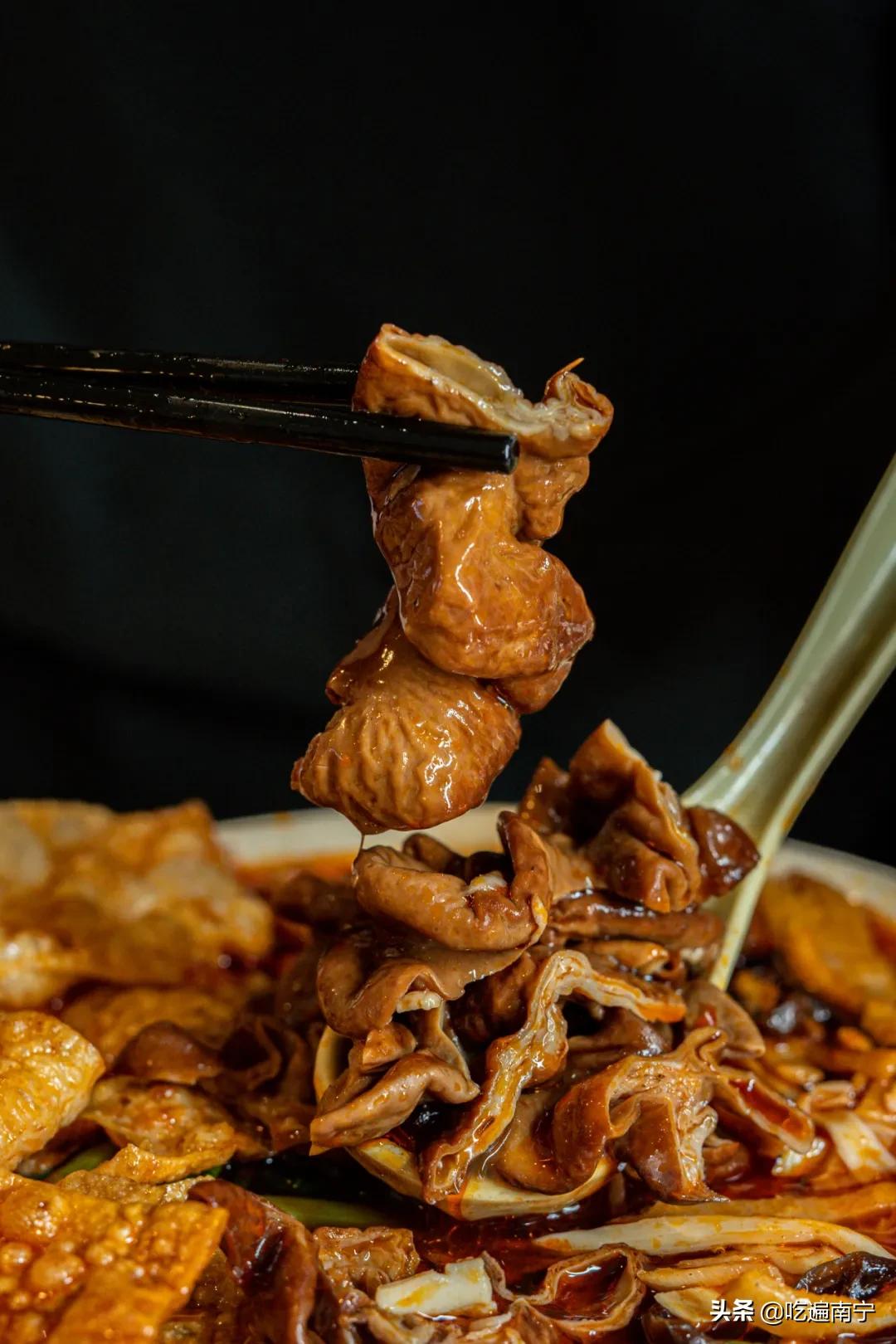 最近有一家特别火的螺蛳粉店,广西南宁西乡塘皇冠螺螺蛳粉