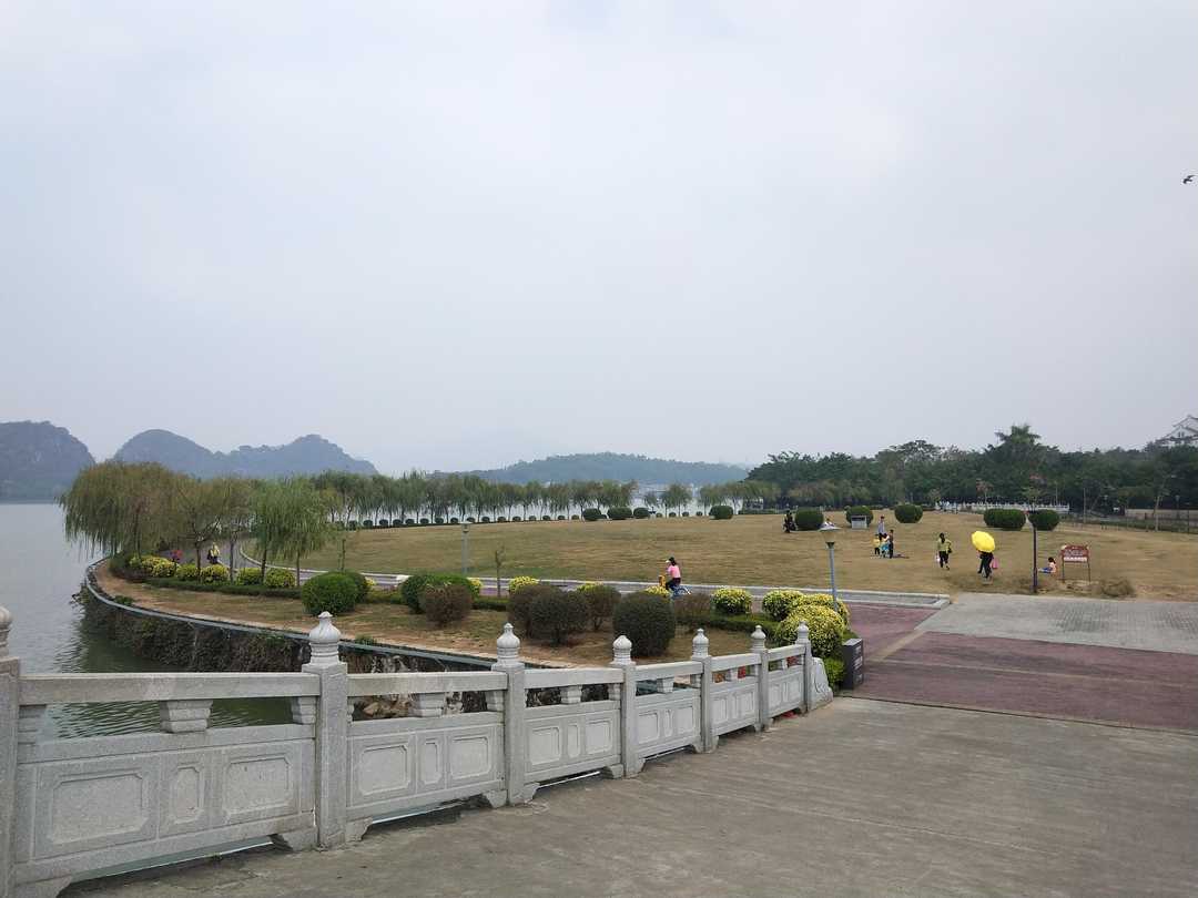 遥望星湖山水翠，白银盘里一青螺。‖肇庆星岩环湖游4