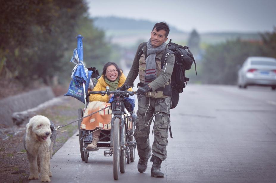 小伙身揣200带绝症女友旅游,揣着200块带着绝症女友旅行