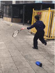 今天过来按脚,恰巧碰见了前女友,我该怎么化解尴尬呢?哈哈哈