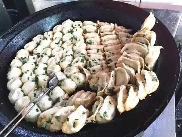 一口下去，满口留香，这便是生煎的魅力！好吃到舔屏！