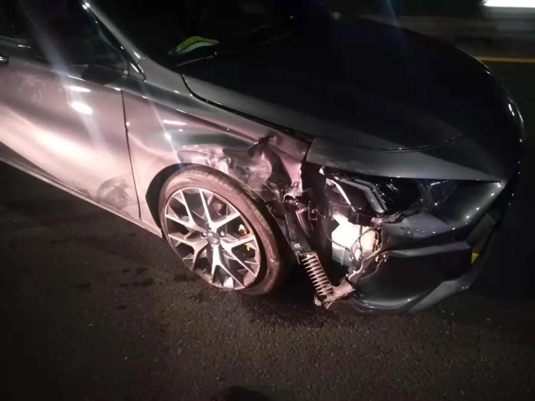 黑车司机下车白车撞黑车后续,黑车变道撞宾利白车后续