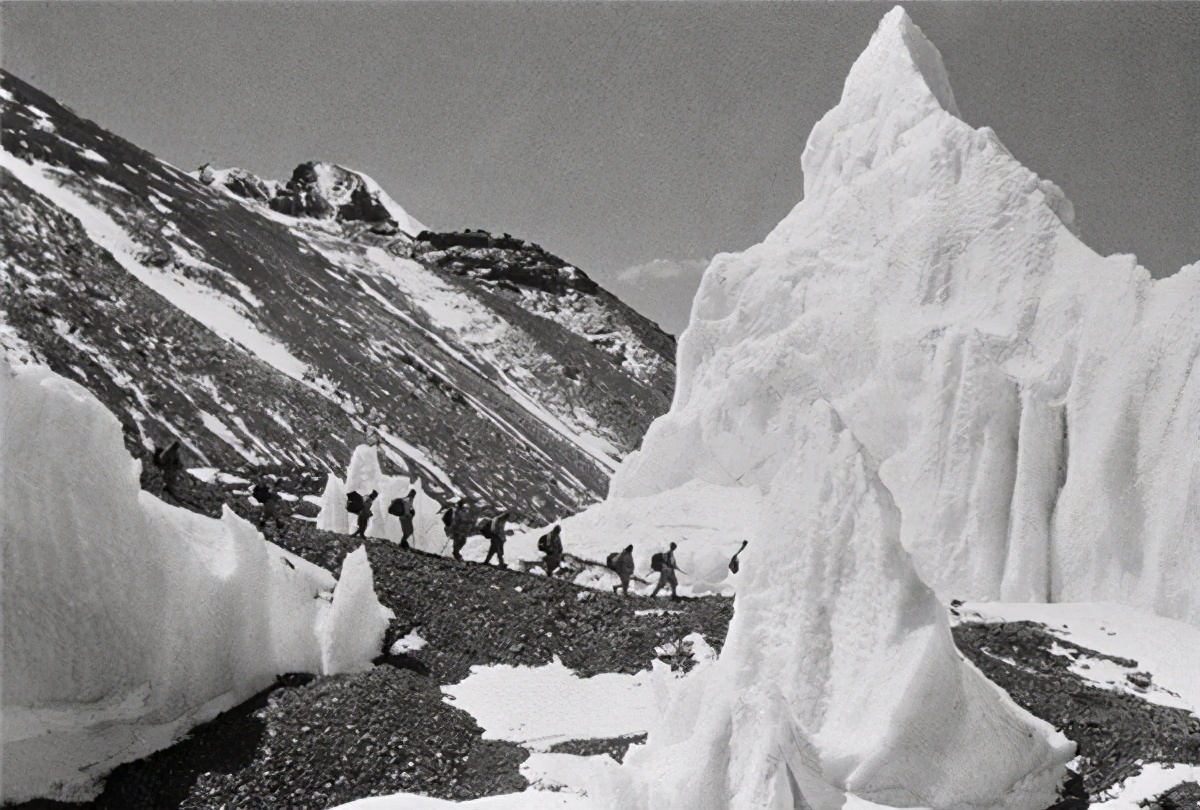 珠穆朗玛峰峰顶是属于哪个国家,珠穆朗玛峰峰顶现在是多少米