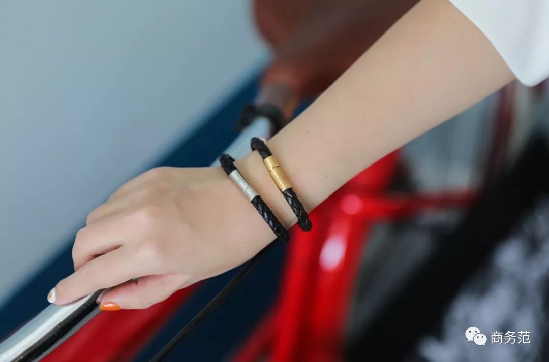 瑞典皇家配饰品牌，几百块戴出万元质感，金色手镯男女戴都好看