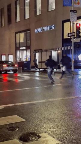 最近去美国小心!过境被罚$5700,80人武装抢商场,铁锤帮暴砸珠宝店