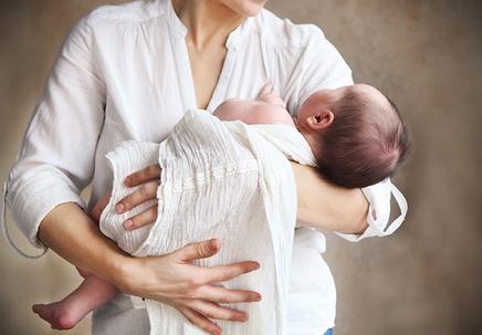 宝宝喜欢被摇晃,4个月宝宝被摇晃后喜欢尖叫