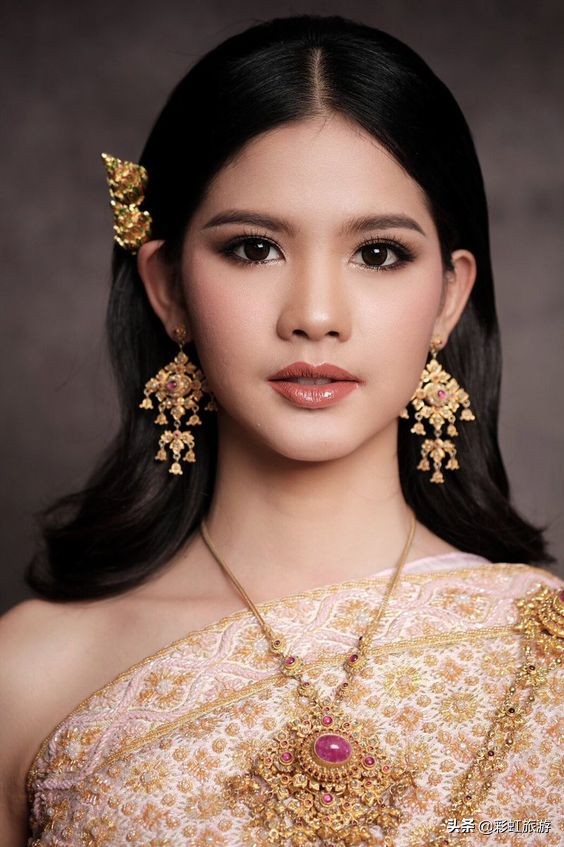 东南亚很多国家民族服装都很接近,而为何“泰服”如此深入人心