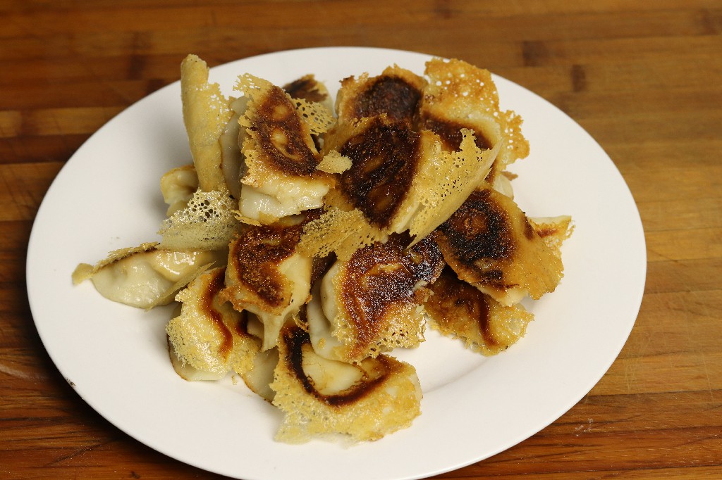 吃剩下的饺子怎么做才好吃,饺子吃剩了要怎么做才好吃