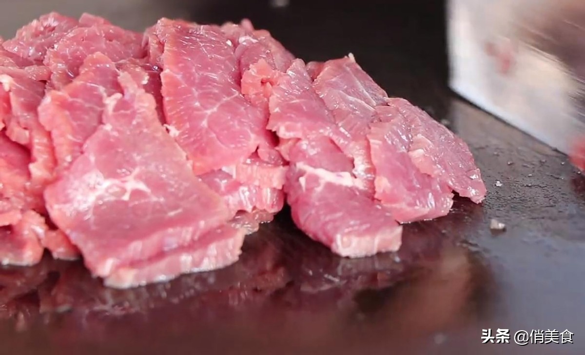 炒牛肉可以先用开水把牛肉煮吗,炒牛肉的牛肉是要横切还是要竖切