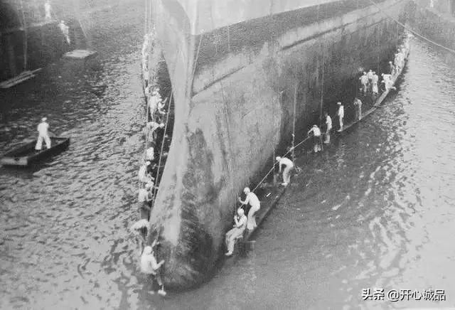 极限工作之船底清洁：虽说大船底能刮好几十吨海鲜，你敢去吃吗？